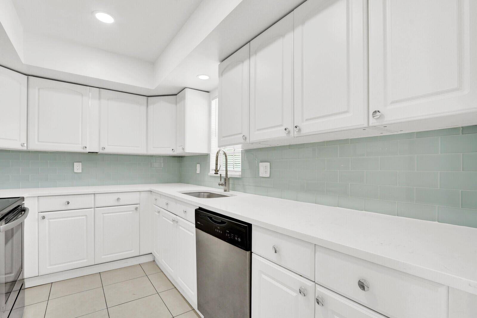 10249 N MilitaryPalm Beach Gardens - PALM GARDEN APTS CONDO condo unit Apt 201 - picture