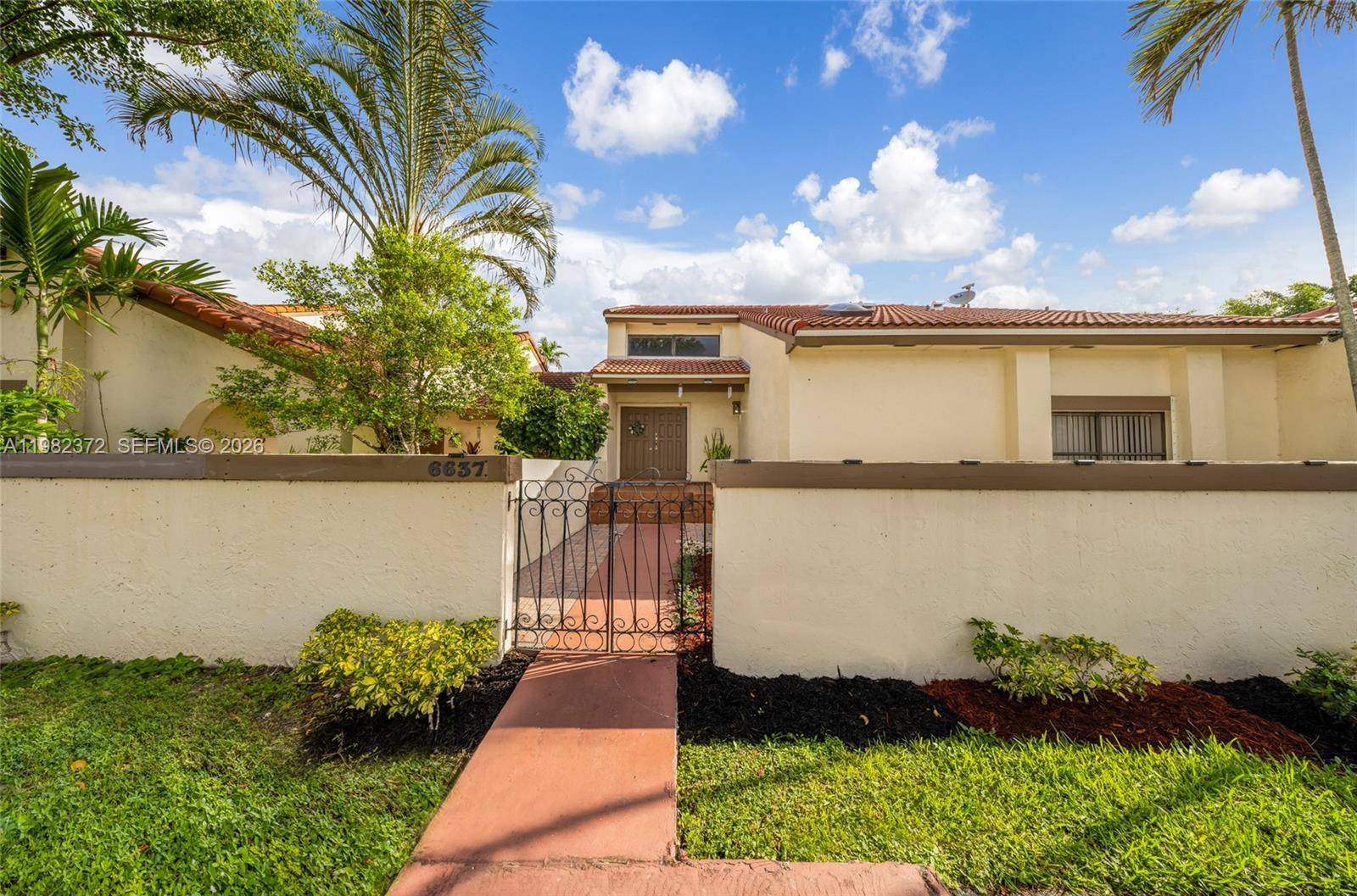 6637 NW 181st LnHialeah - Townhouse/Villa-Annual,Townhouse condo unit 6637 - picture