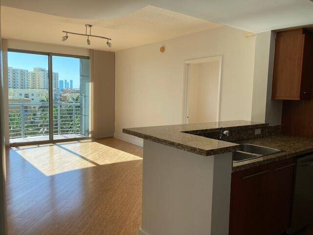 110 WashingtonMiami Beach - THE COSMOPOLITAN RESIDENCE condo unit 1717 - picture
