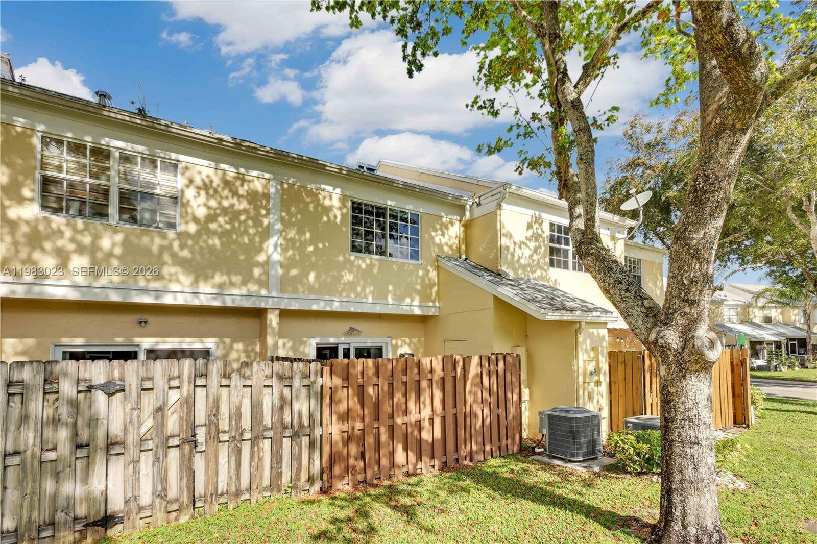 2881 S Cambridge LnCooper City - picture