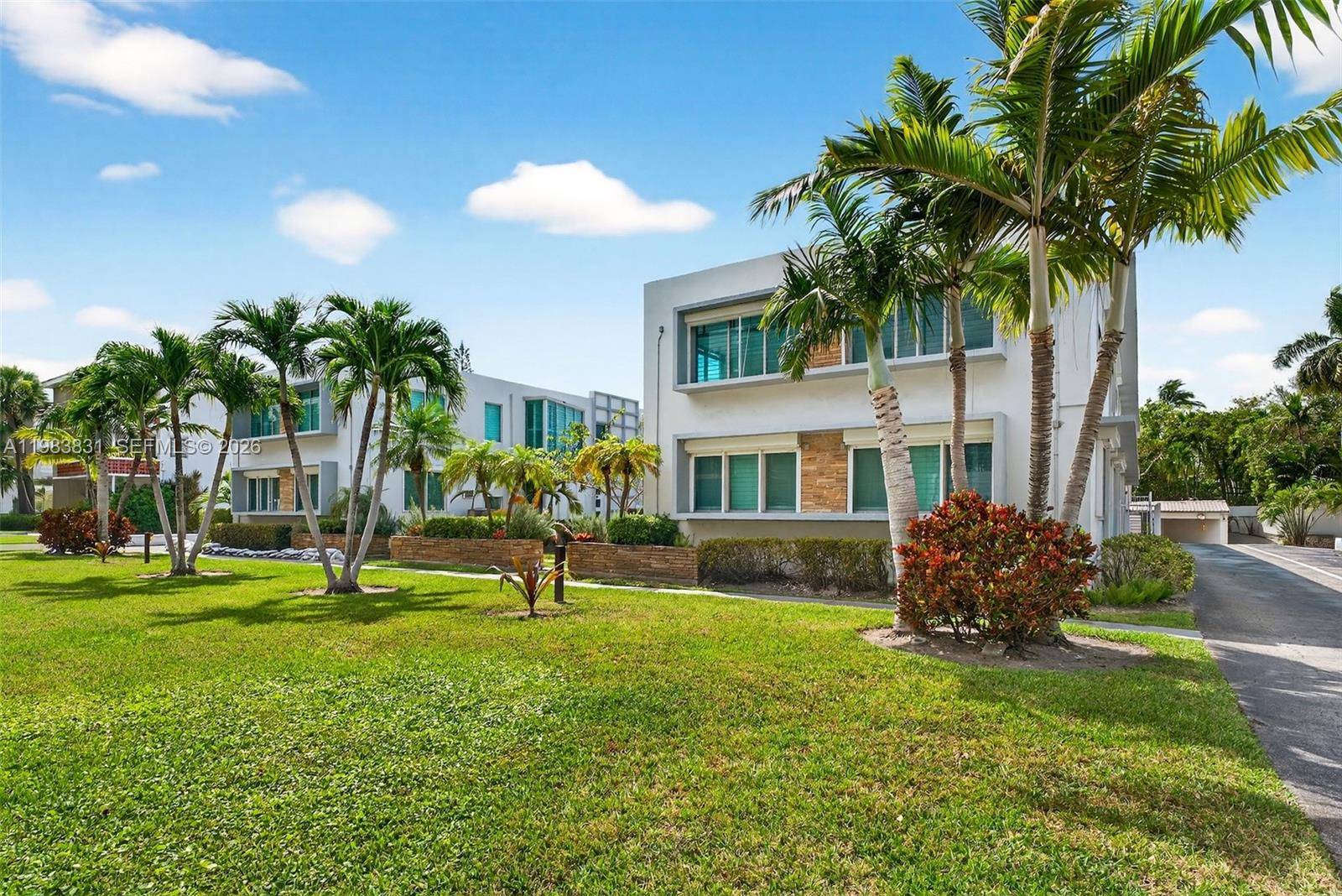 10178 Collins AveBal Harbour - BROWNSTONE CO-OP APTS INC condo unit 208 - picture