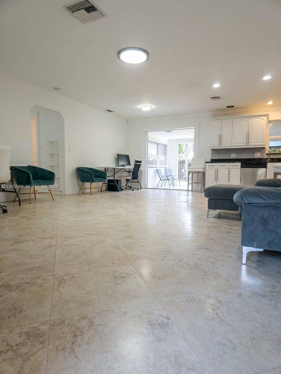 804 NE 2nd StHallandale Beach - picture