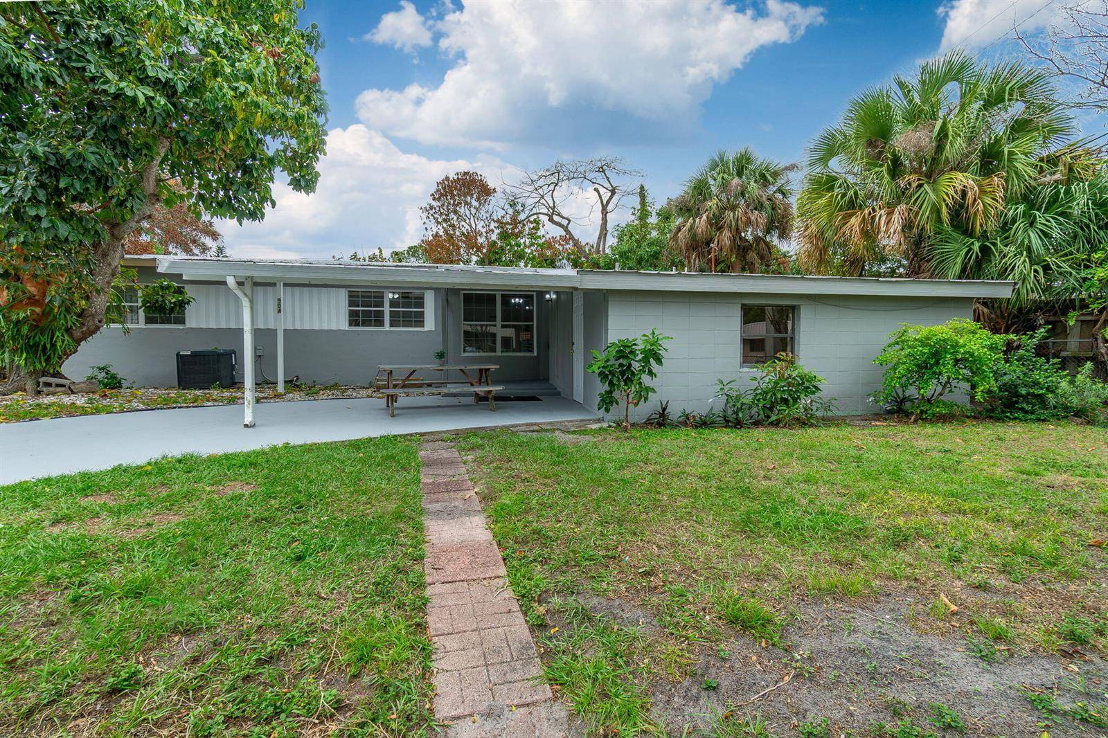 904 SE 16thStuart - picture