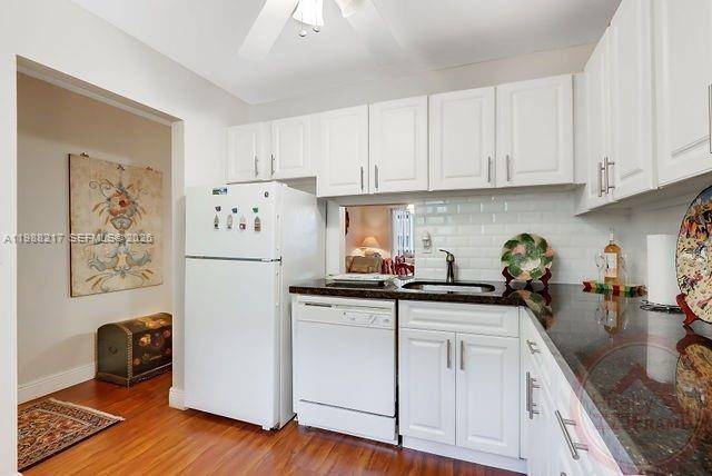7703 Camino RealMiami - VILLAGE OF KINGS CREEK CO condo unit A105 - picture