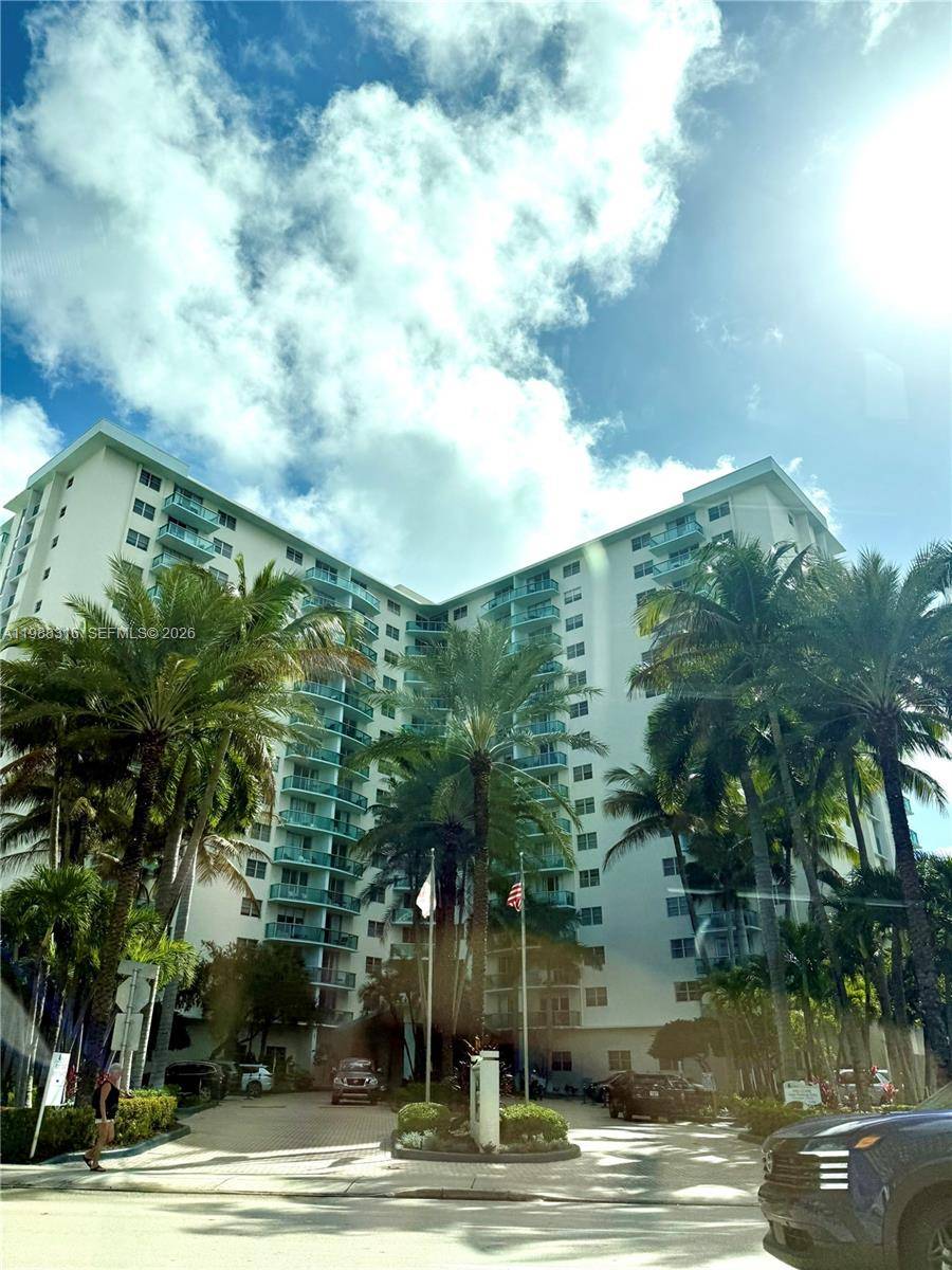 3901 S Ocean DrHollywood - TIDES ON HOLLYWOOD BEACH condo unit 5W - picture