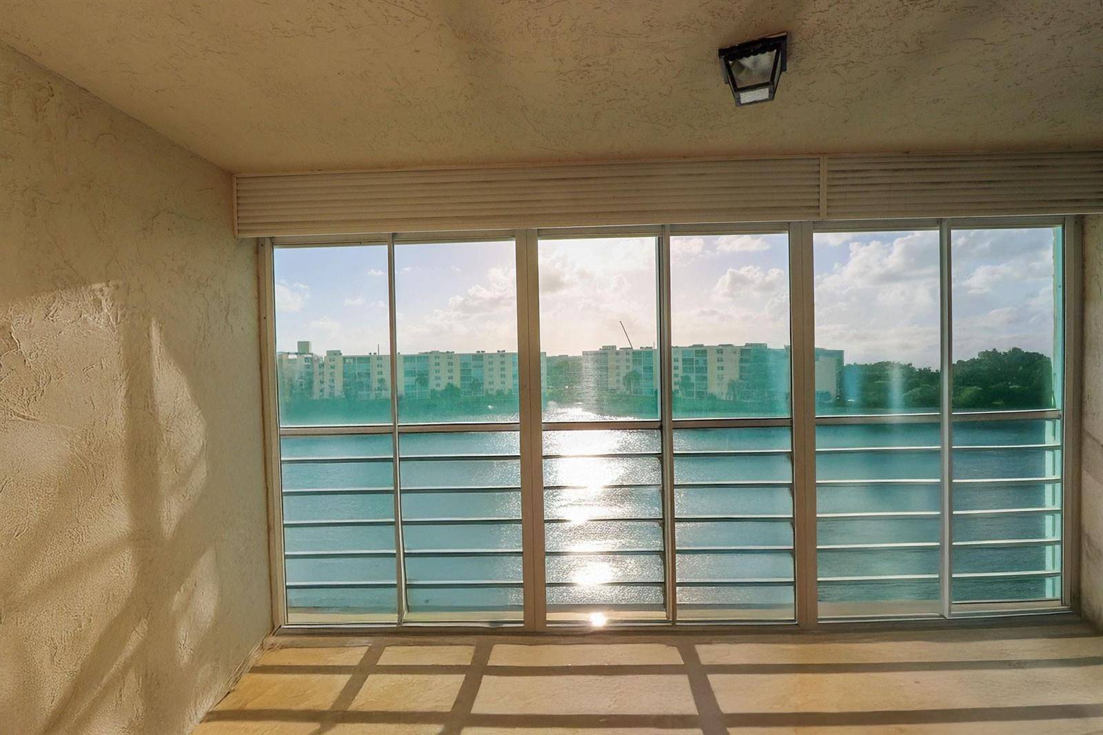 101 SE 3rdDania Beach - Meadowbrook Lakes condo unit 605 - picture