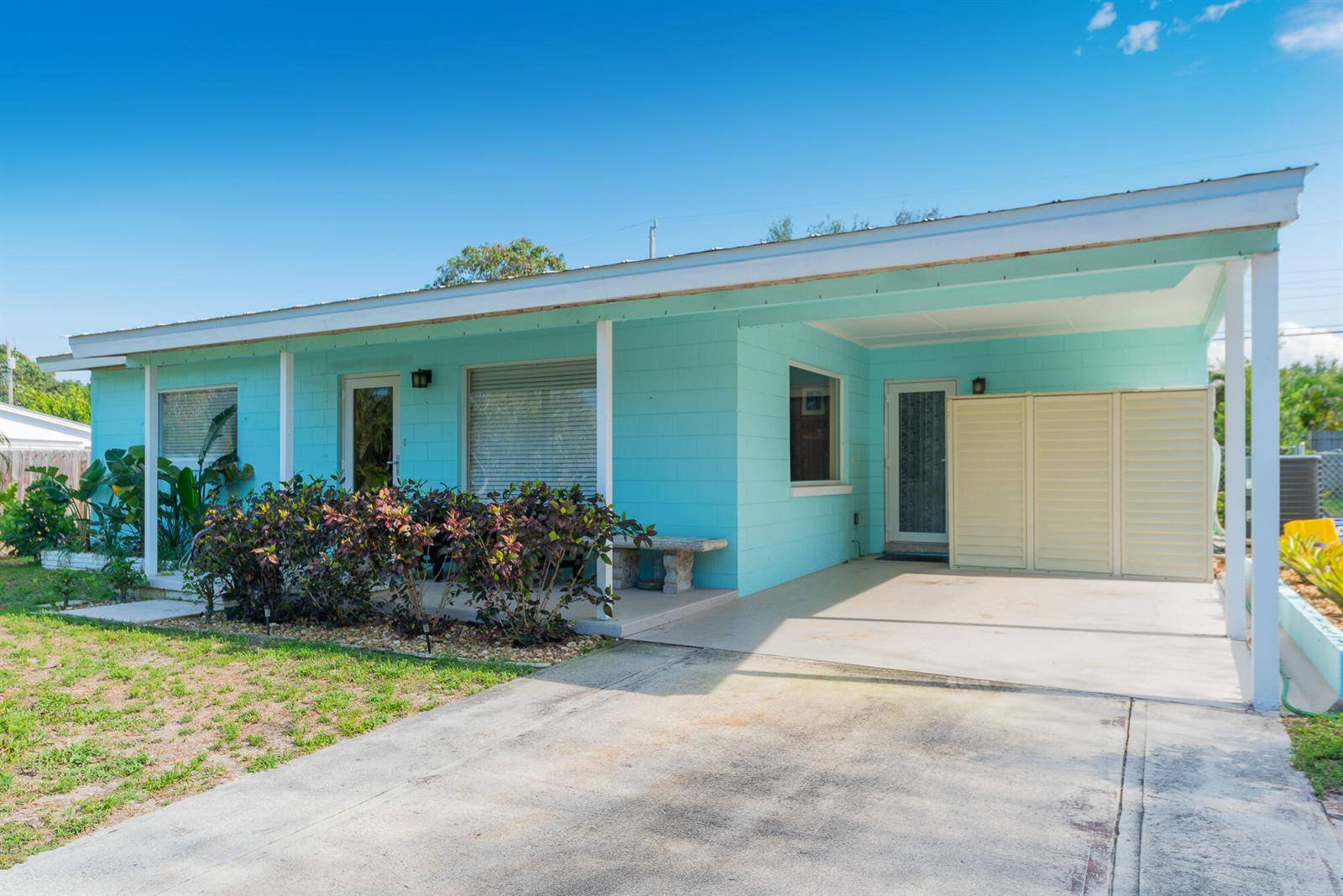 2574 NE RobertaJensen Beach - picture