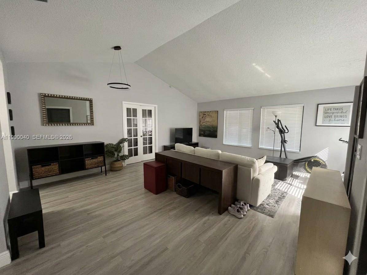 3931 SW 84th TerDavie - picture
