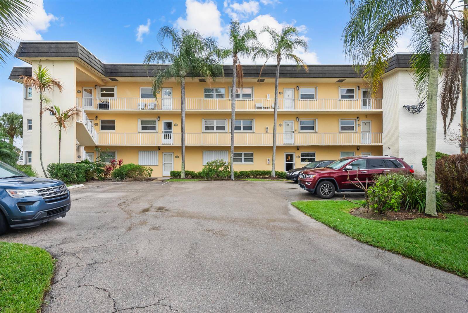 1351 BayshoreFort Pierce - COLONNADES CONDOMINIUM NO condo unit 304 - picture