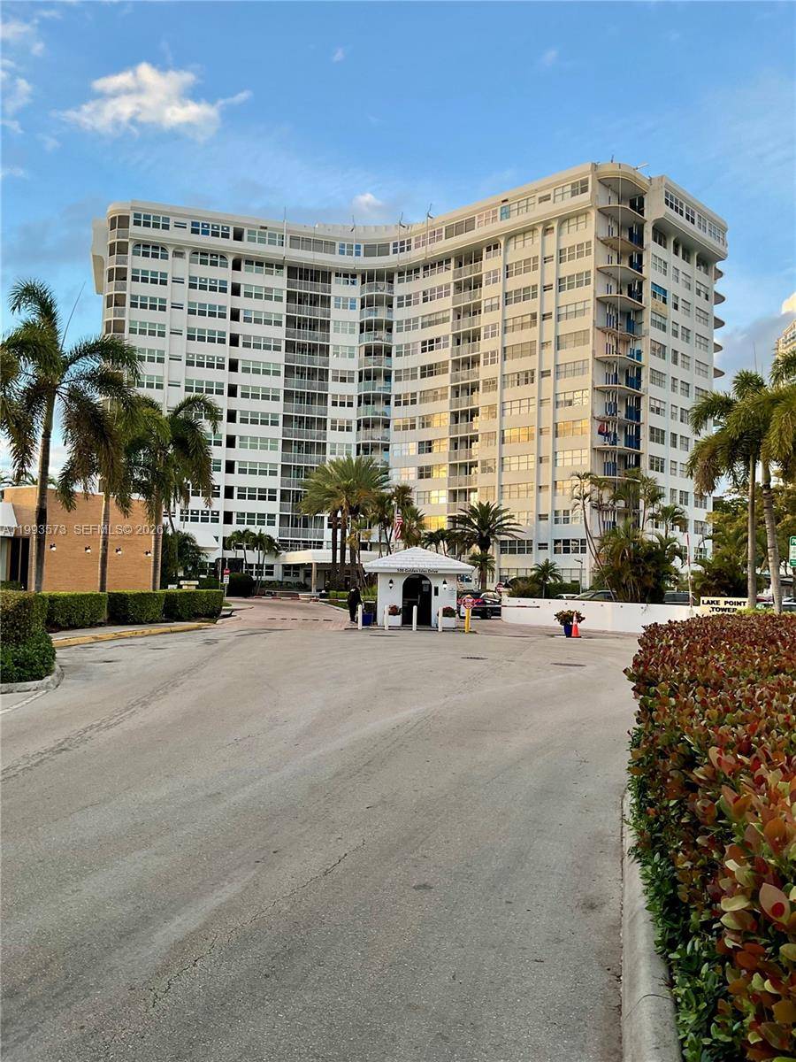 100 Golden Isles DrHallandale Beach - LAKE POINT TOWER CONDOMIN condo unit 814 - picture
