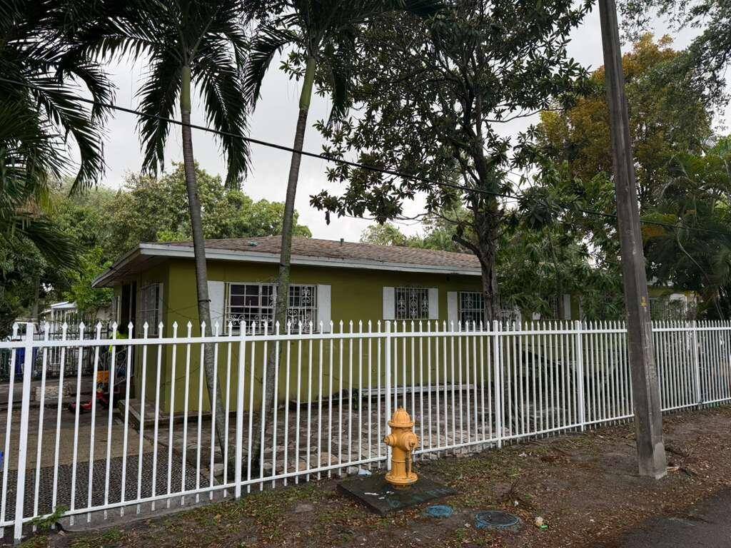 139 NE 63rdMiami - picture
