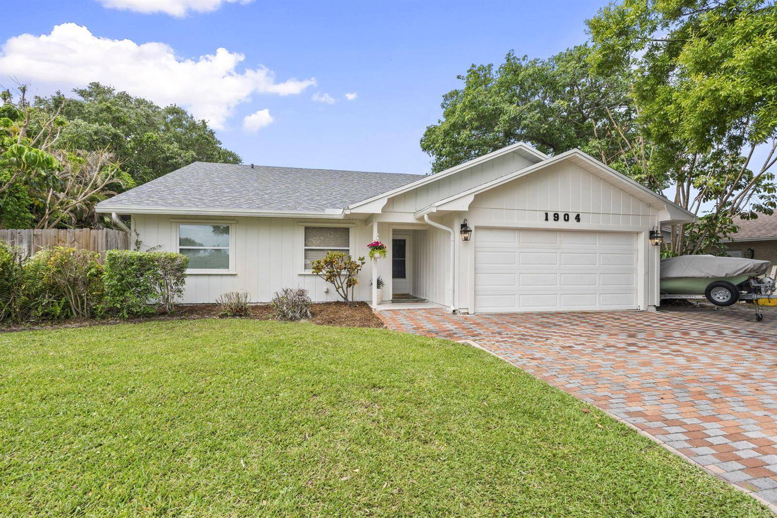 1904 NE Avenida DracaenaJensen Beach - picture