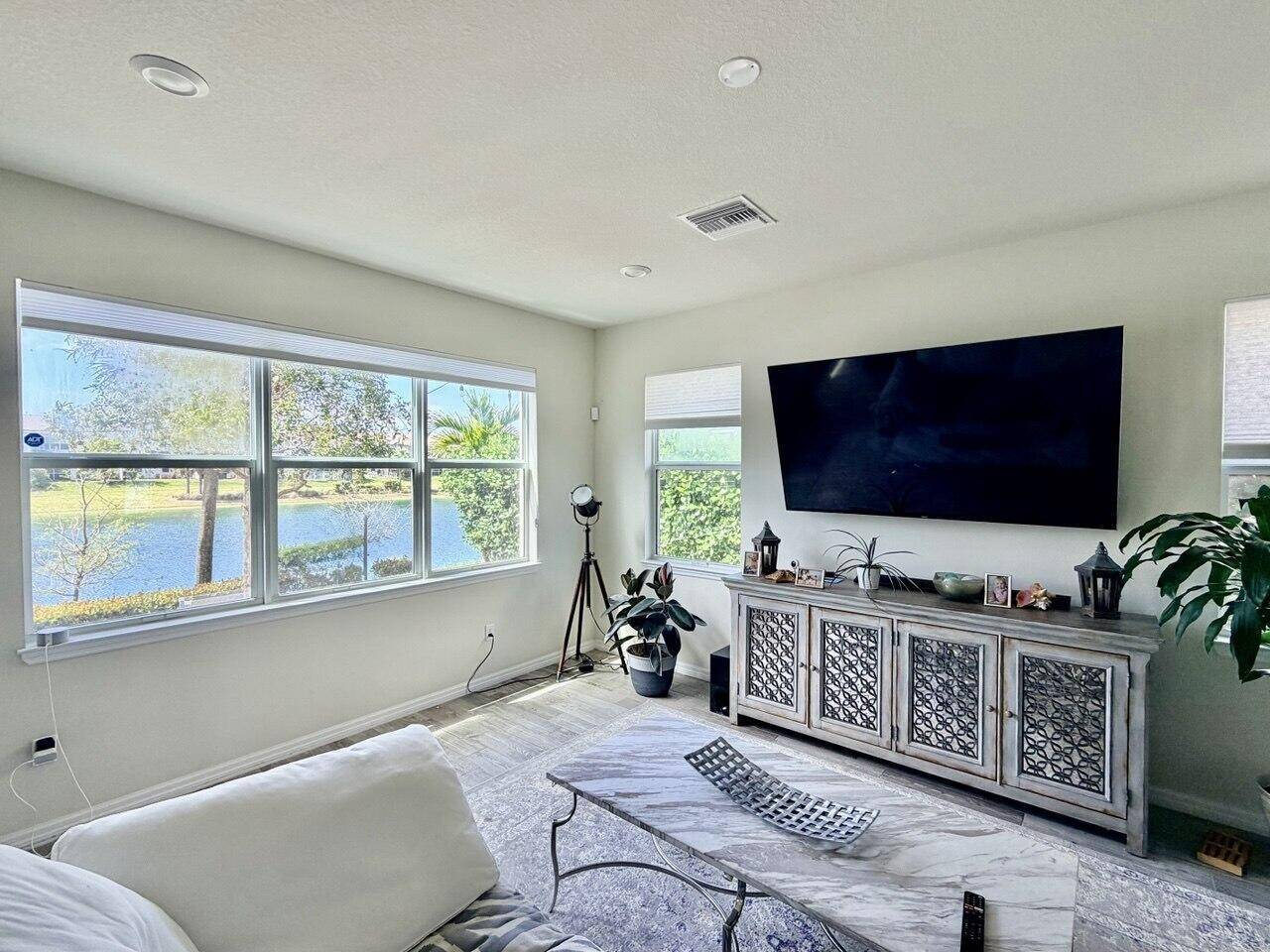 4924 GreenwayHollywood - picture