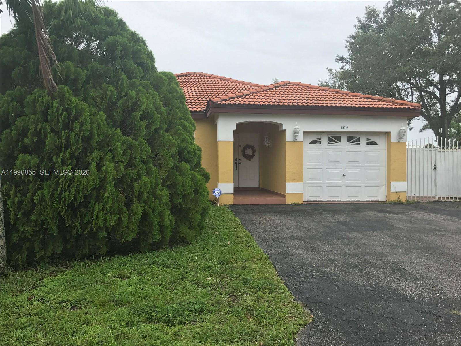 19712 NW 82nd PlHialeah - picture