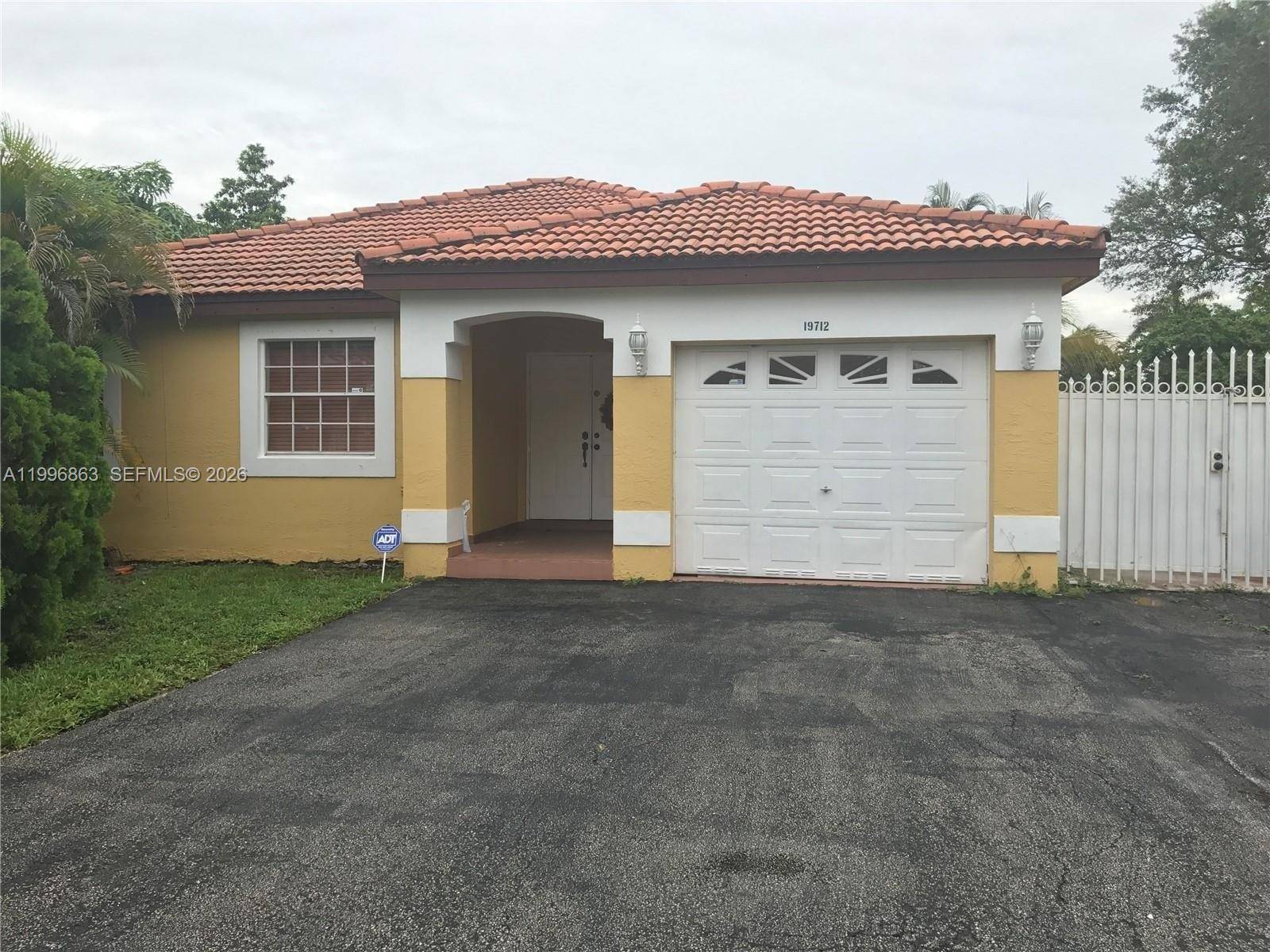 19712 NW 82nd PlHialeah - picture