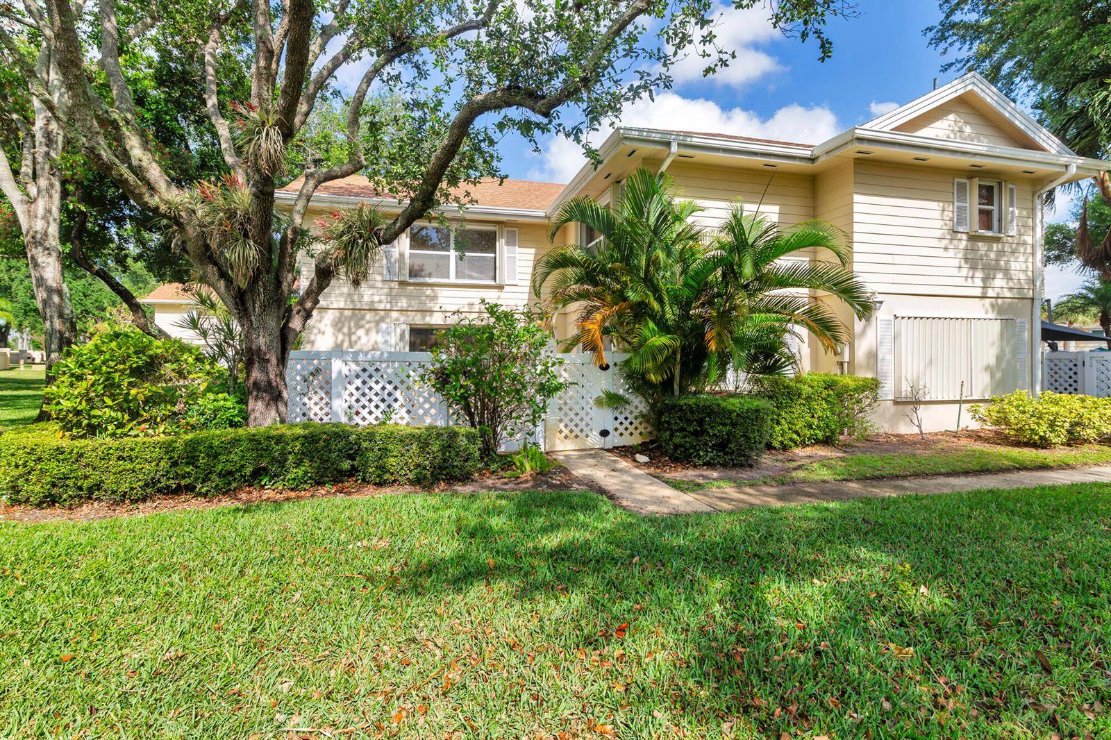 8142 BridgewaterLake Clarke Shores - Townhouse condo unit 42c - picture