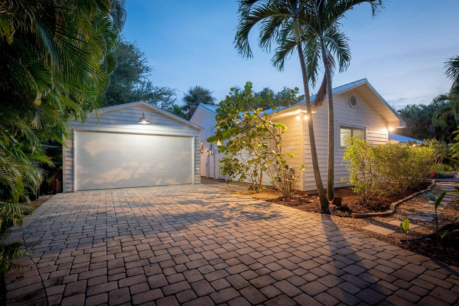 547 SW RiverviewStuart - picture