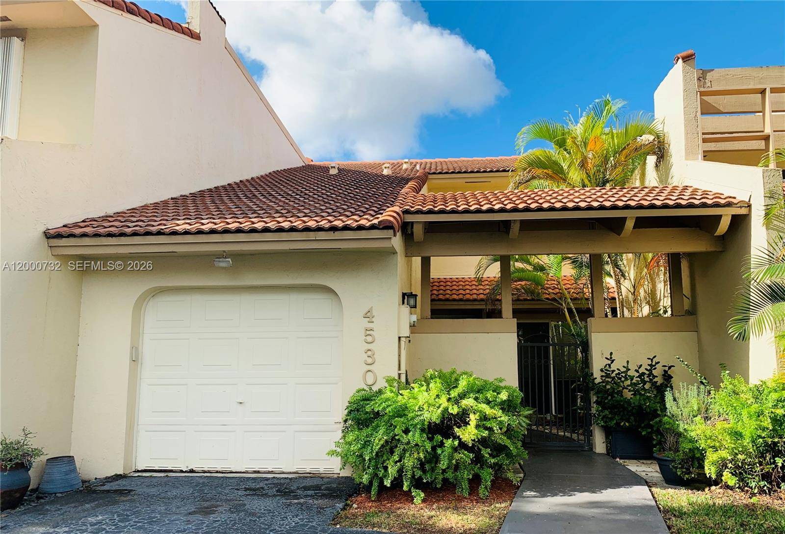 4530 NW 102nd CtDoral - picture