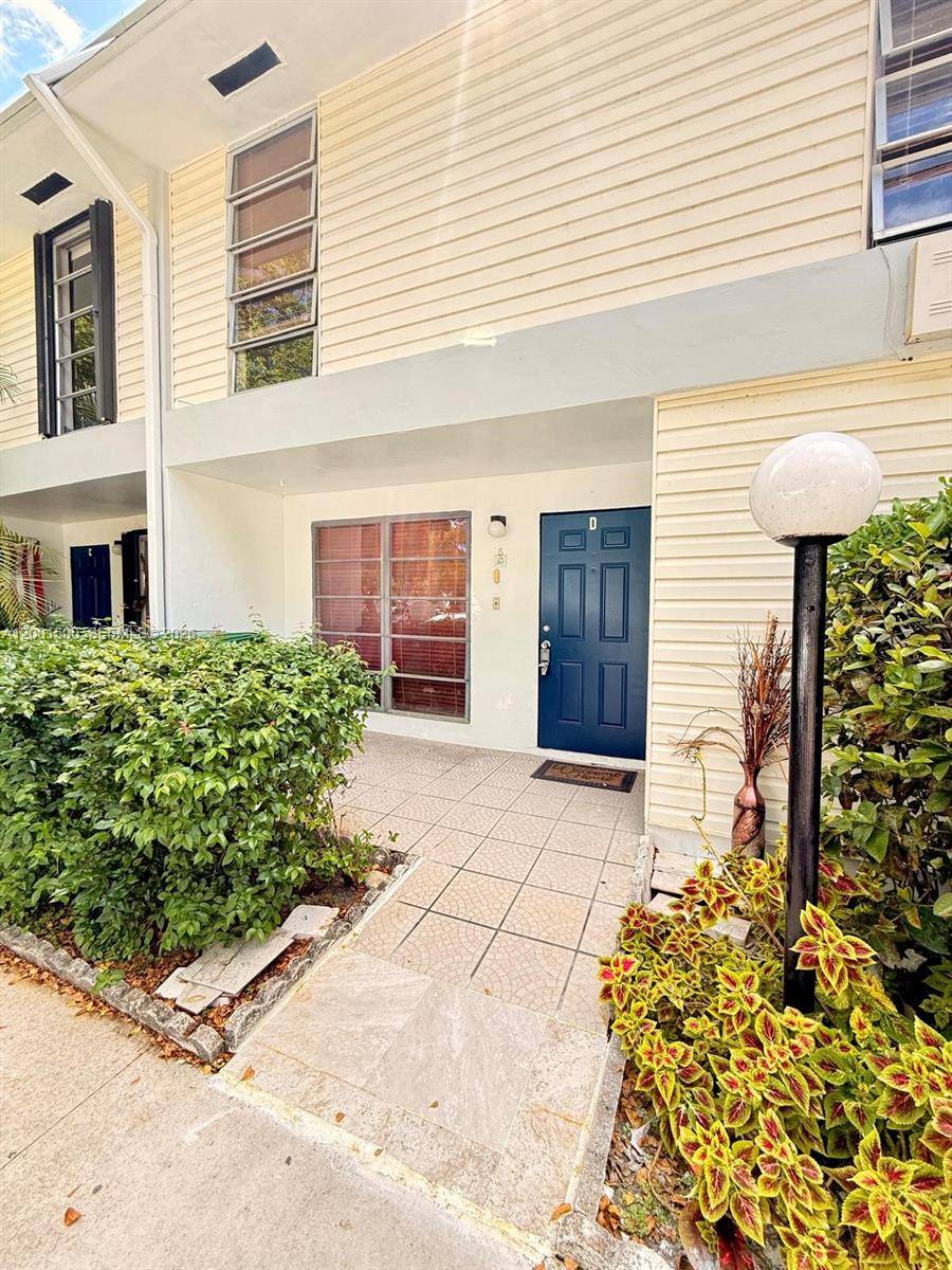 2750 N 34th AveHollywood - HOLLYWOOD GARDENS CONDOMI condo unit 9D - picture