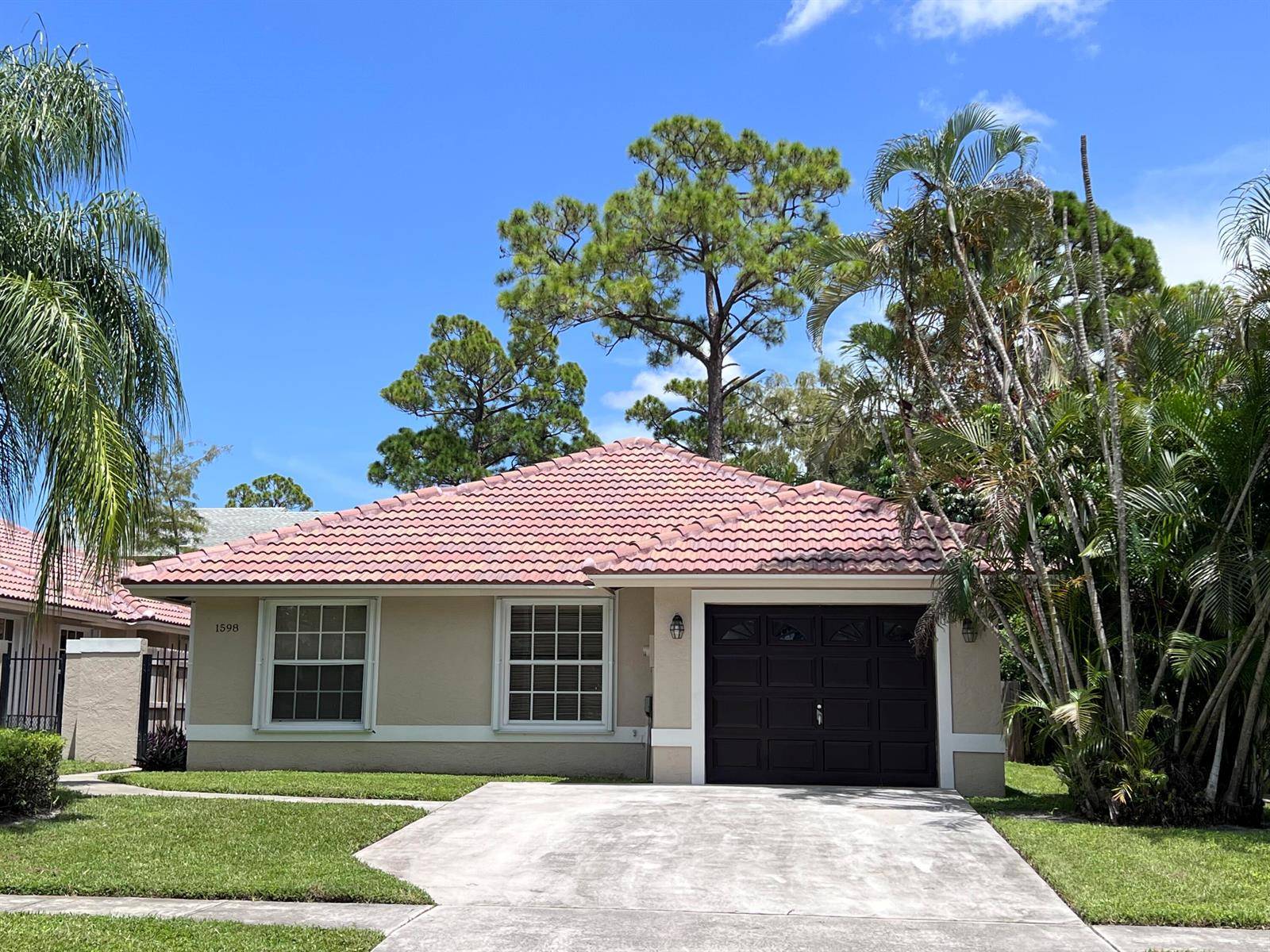 1598 HawthorneWellington - picture