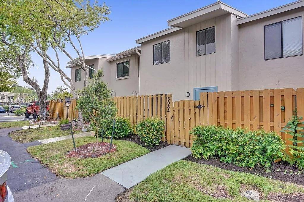 5084 S University DrDavie - picture