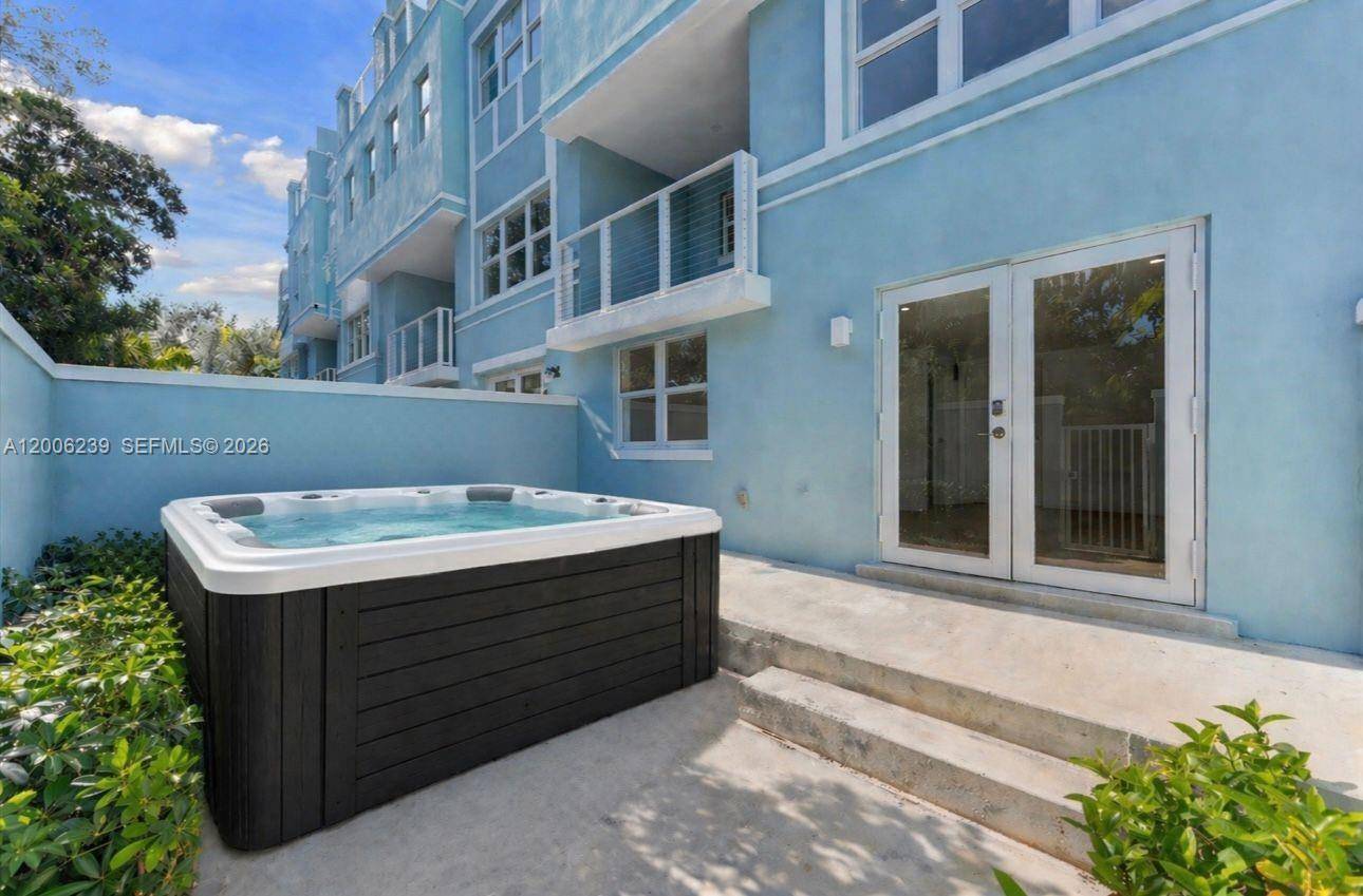 824 SE 12th CtFort Lauderdale - Apartments-Annual,Townhouse condo unit 840 - picture