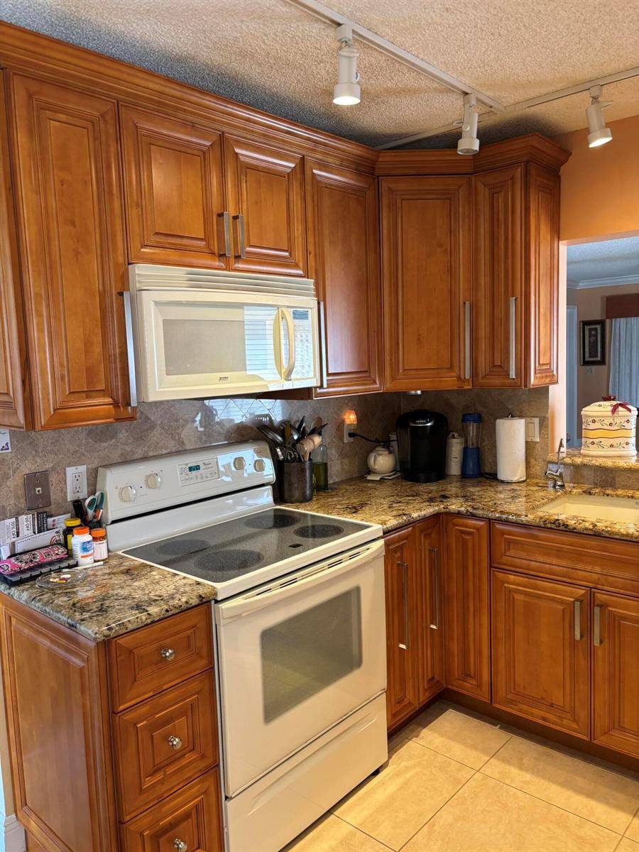 60 Pelican PointeDelray Beach - PELICAN POINTE CONDO,Pelican Harbor condo unit 1020 - picture