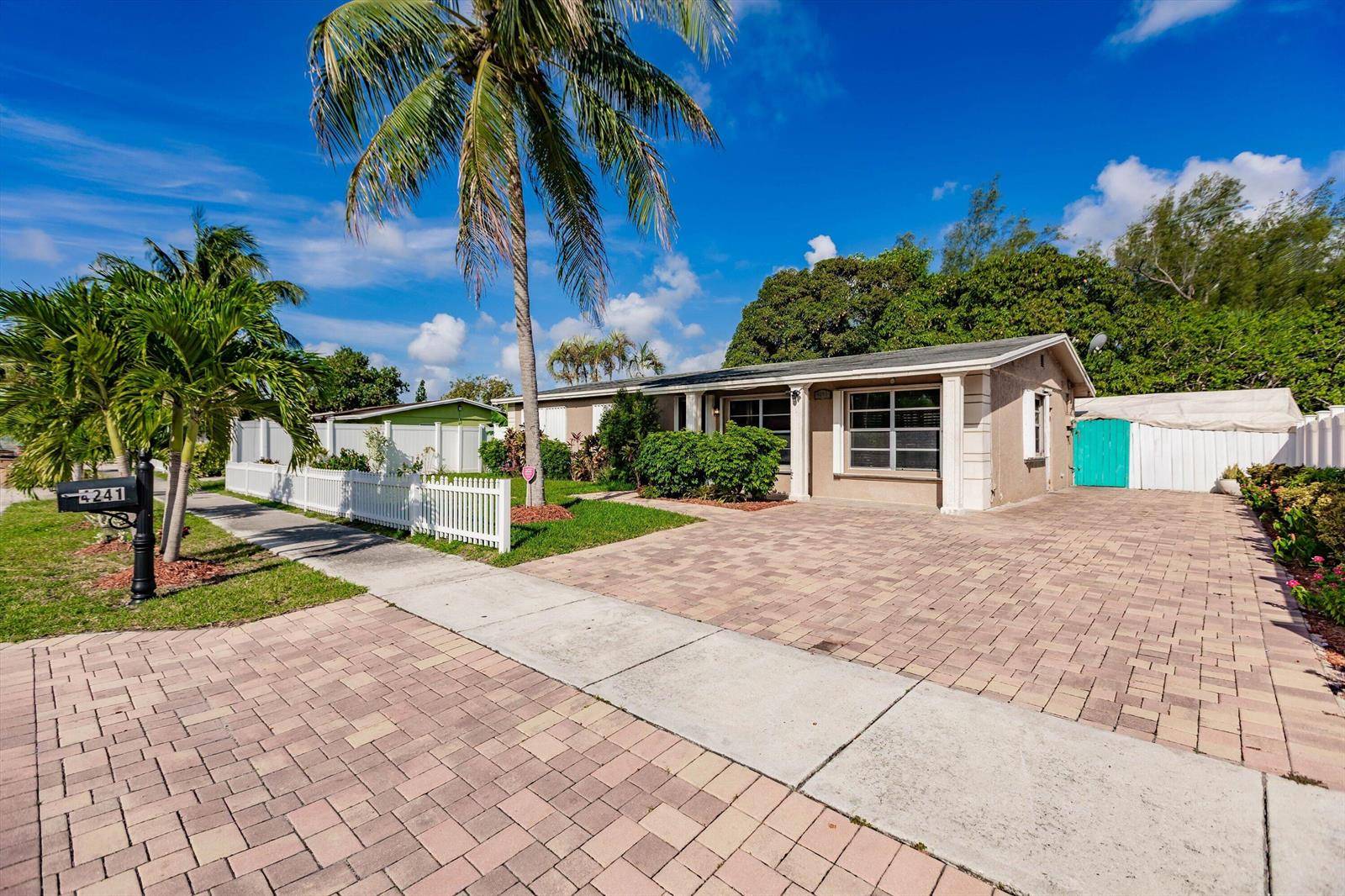 4241 NE 1stPompano Beach - picture