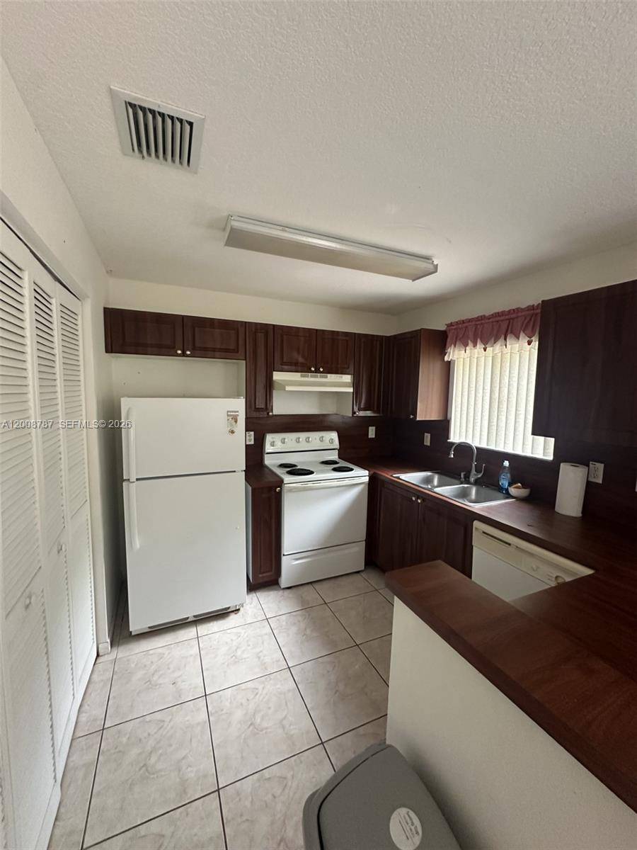 7125 NW 173rd DrHialeah - BONITA GOLF VIEW TOWNVILL condo unit 2401 - picture