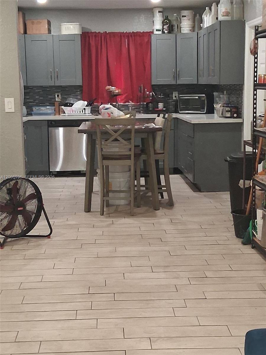 8140 NW 14th PlMiami - picture