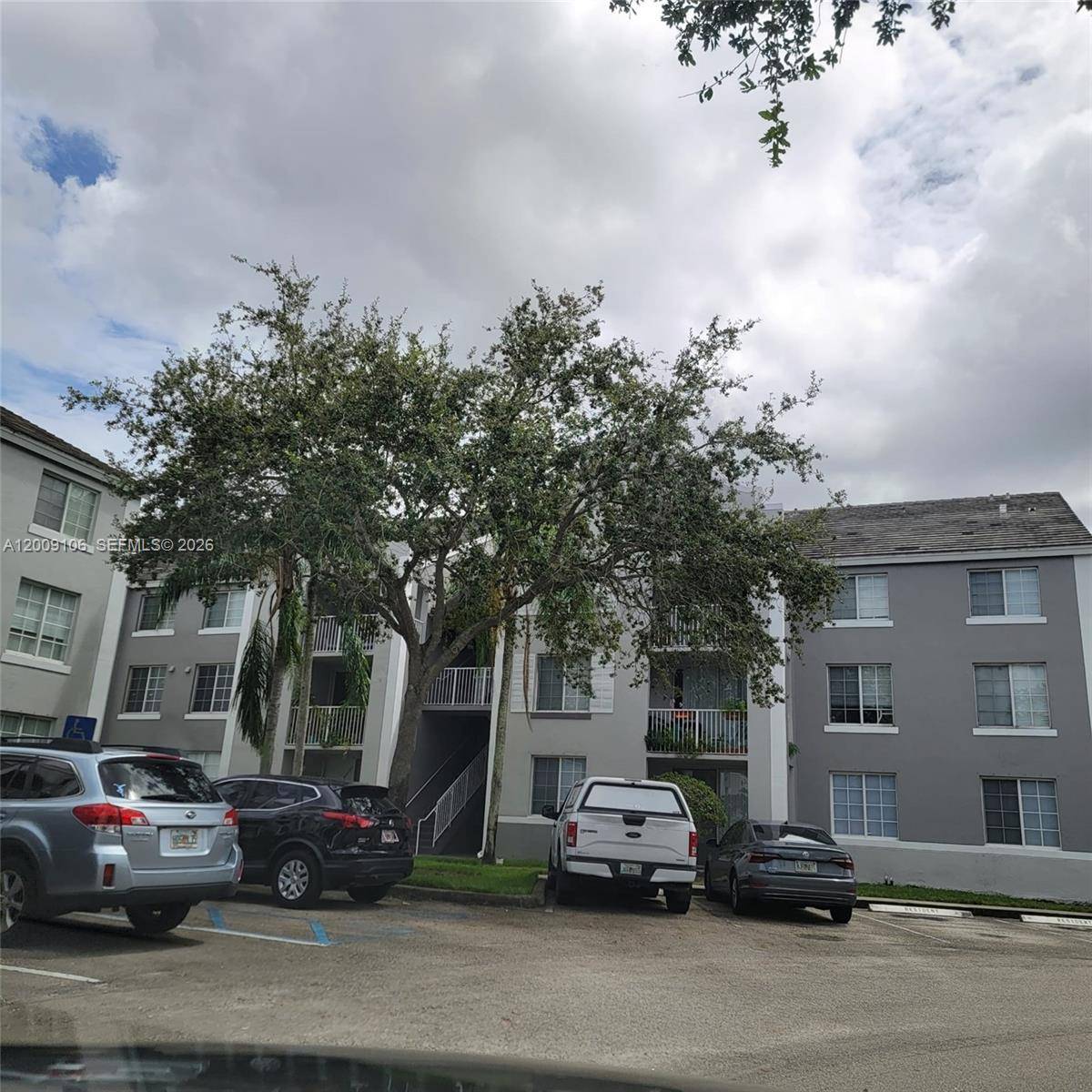 711 SW 111th WayPembroke Pines - DEVONAIRE CONDO AT PEMBRO condo unit 301 - picture