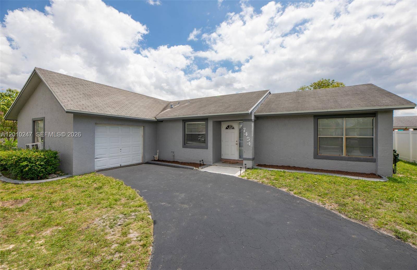 7454 NW 48th PlLauderhill - picture