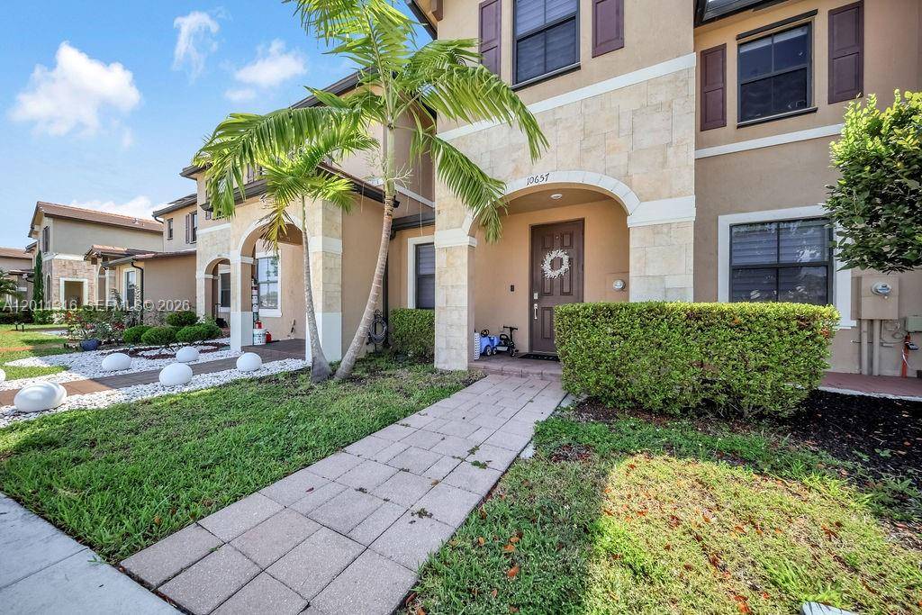 10657 W 32nd LnMiami Lakes - picture