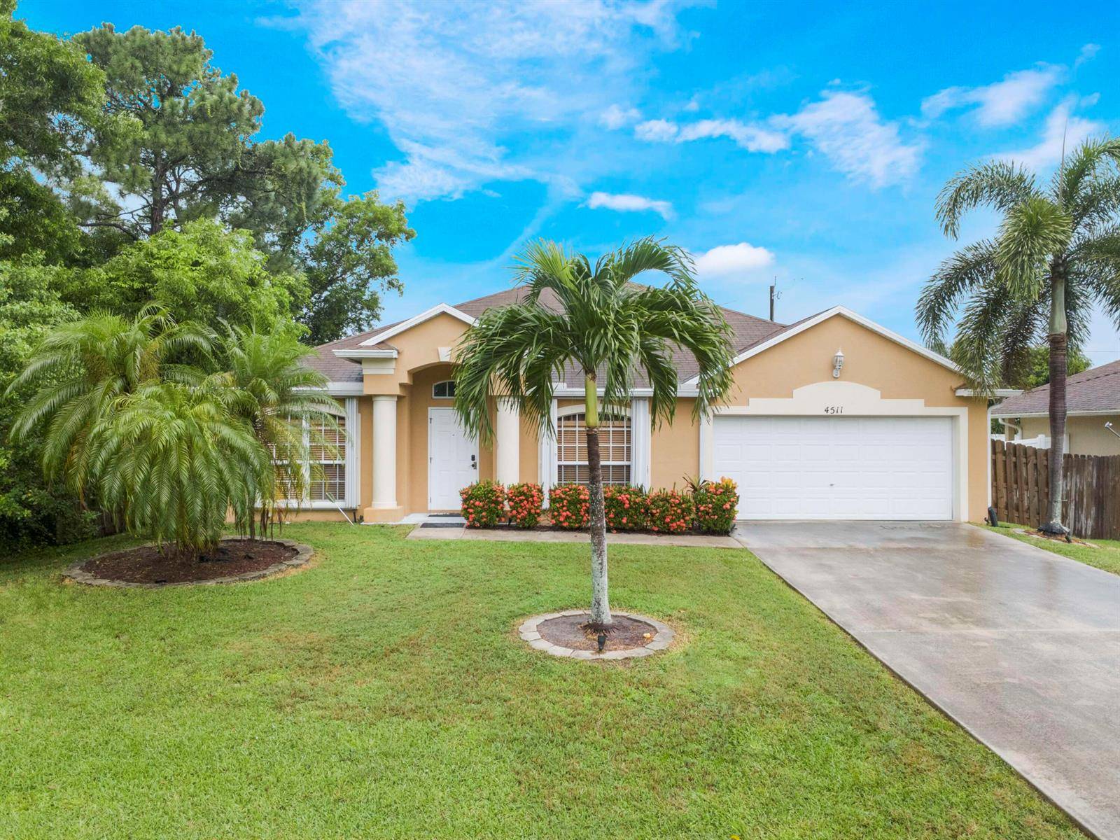 4511 NW GlazbrookPort St. Lucie - picture