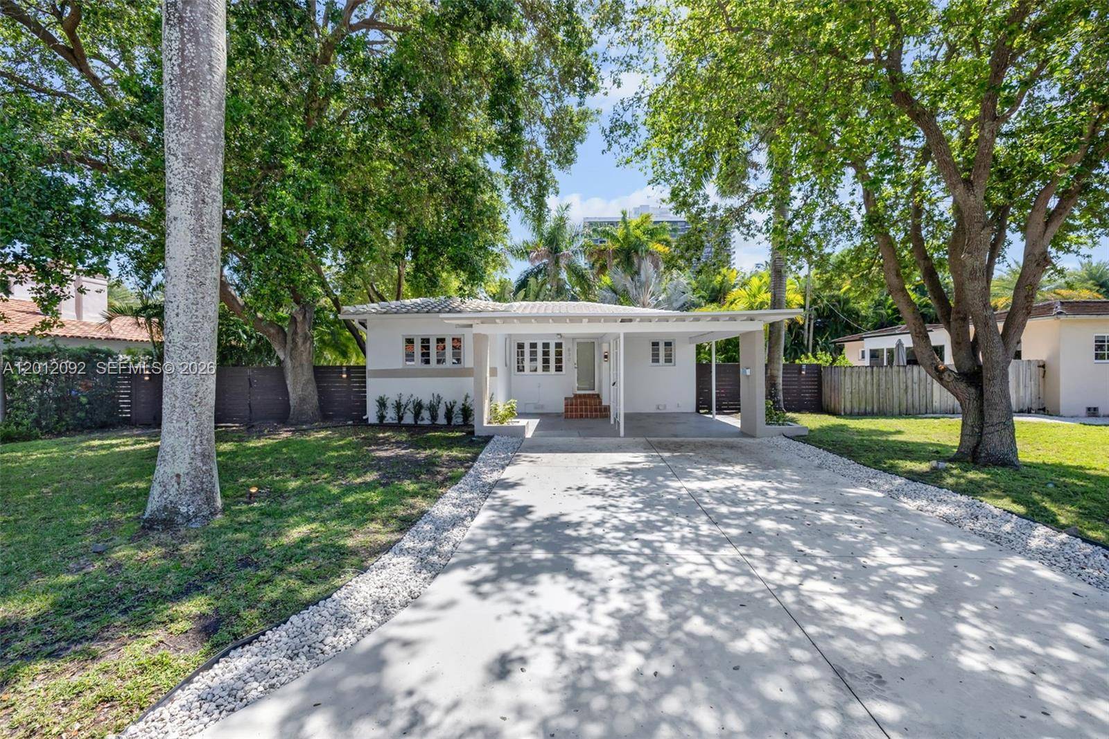 830 NE 72nd StMiami - picture