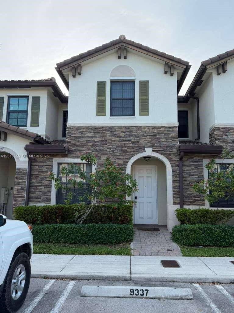 9337 W 33rd WayHialeah - picture