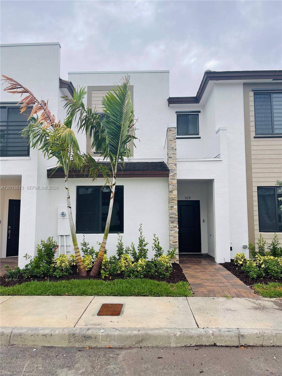 929 NE 211th StMiami - picture