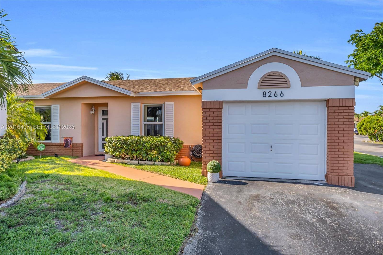 8266 NW 192nd TerHialeah - picture