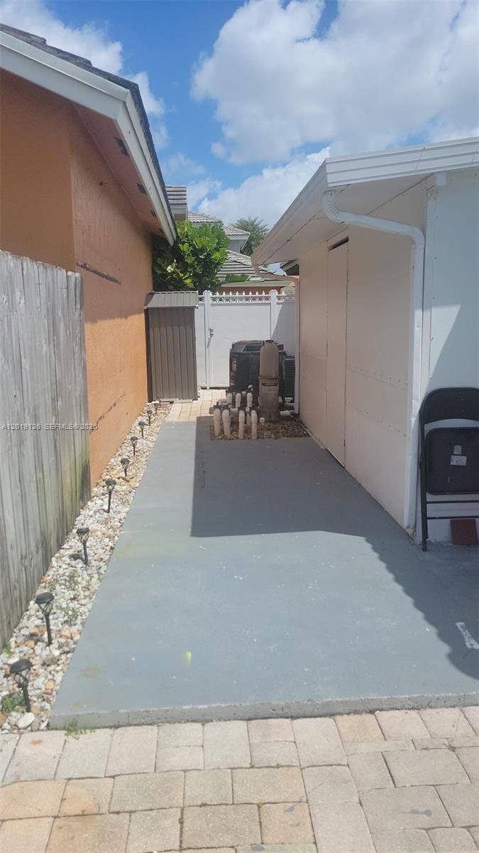 5670 NW 187th StMiami Gardens - picture
