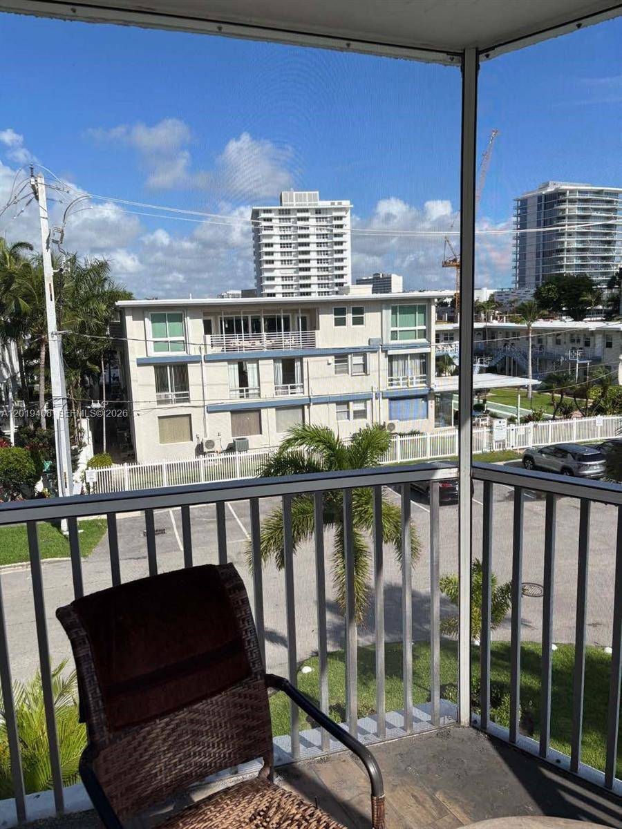 720 Bayshore DrFort Lauderdale - NAUTICAL TOWERS CONDO condo unit 301 - picture