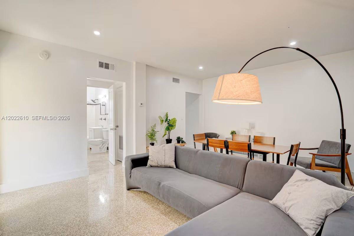 224 NE 111th StMiami - picture
