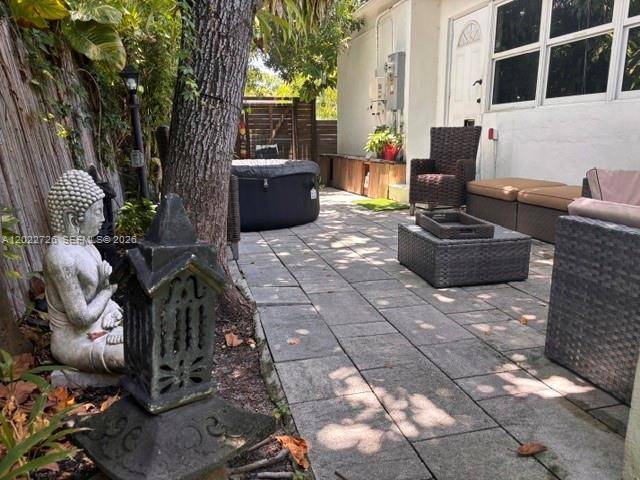 8228 NE 8th CtMiami - picture