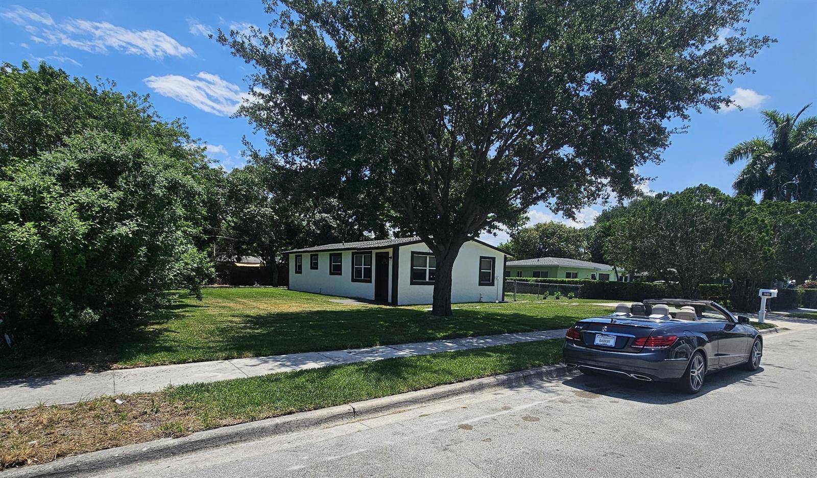 1605 W 10thRiviera Beach - picture