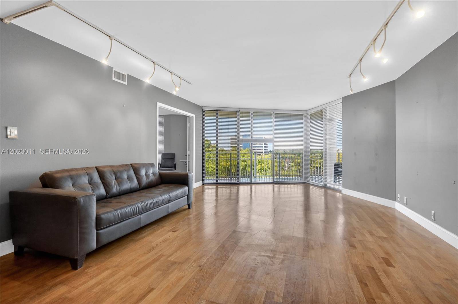 2000 Towerside TerMiami - TOWERS OF QUAYSIDE CONDO condo unit 709 - picture