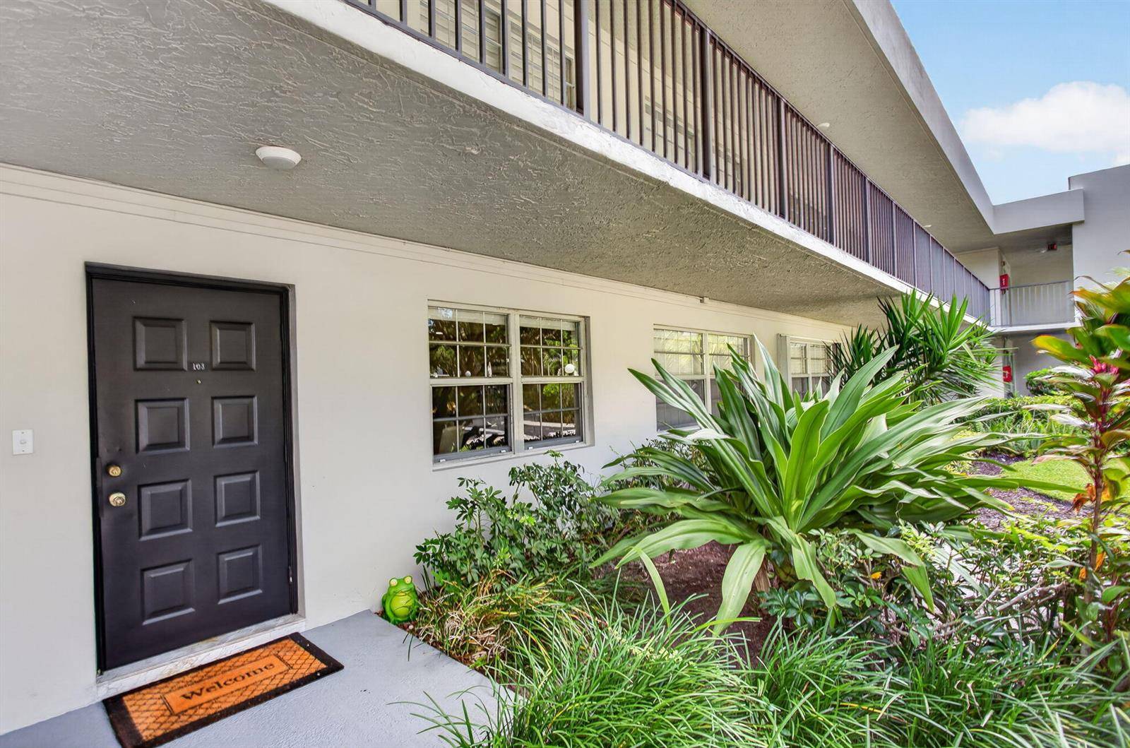 901 W CypressPompano Beach - NO 87 PALM-AIRE COUNTRY CL,cypress estates condo unit 103 - picture