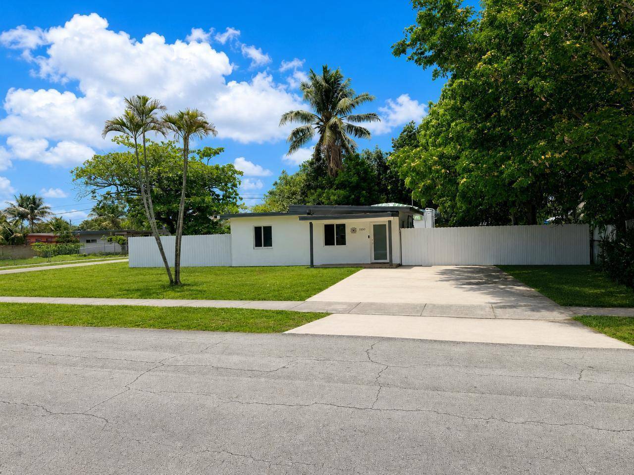 1100 NW 141stMiami - picture