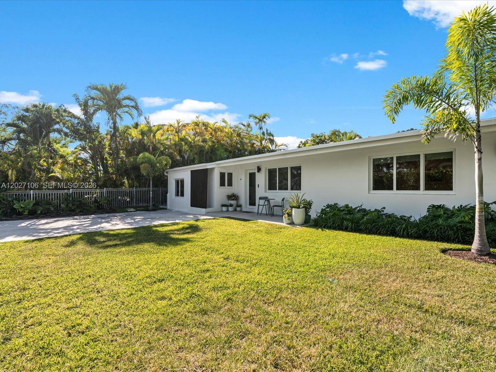 1945 Alamanda DrNorth Miami - picture