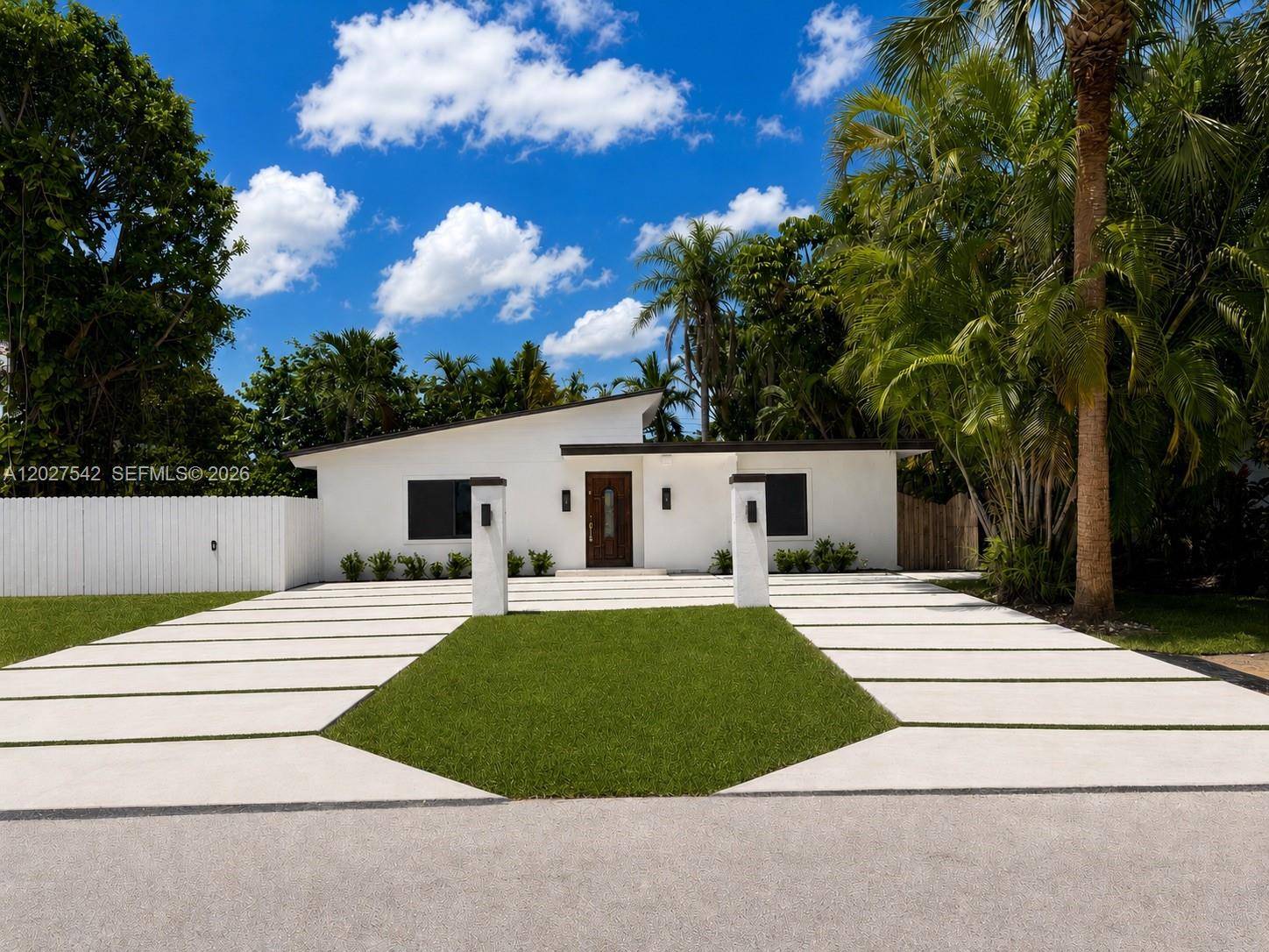 2627 NE 213th StMiami - picture