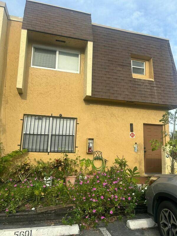5601 BlueberryLauderhill - BLUEBERRY HILL IV CONDO condo unit 157 - picture