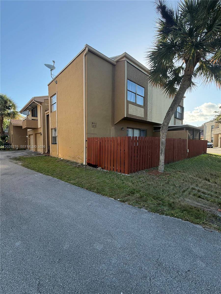 8330 N Missionwood CirMiramar - Condo 1-4 Stories,Condo condo unit B-23 - picture